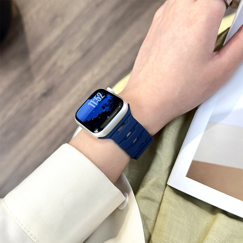 Silicone Magnetic Watch Strap iWatch.Dragon Scale Silicone Magnetic Watch Strap